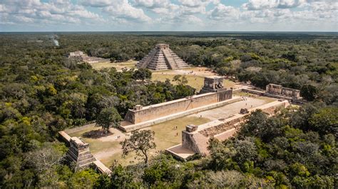 A Rebelião dos Maya Itzá: Uma Explosão de Resistência Contra o Império Tolteca no Século VIII d.C.